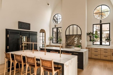 Some homes are designed to be seen. This one was designed to be - photo 9