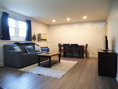 Sweet 1BR condo with a great layout in a convenient location - photo 1