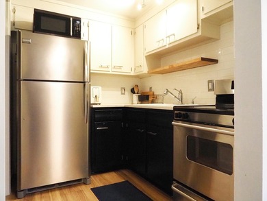 Sweet 1BR condo with a great layout in a convenient location - photo 8