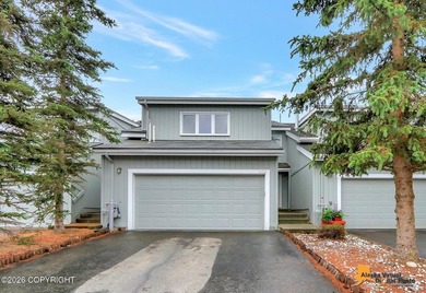 Townhome w/vaulted ceiling & skylights provides plenty of