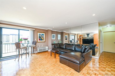 Magnificent Large Corner Apartment in Luxury Building along Long - photo 11