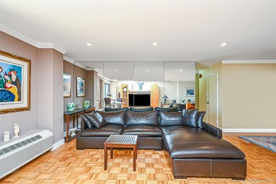 Magnificent Large Corner Apartment in Luxury Building along Long - photo 12