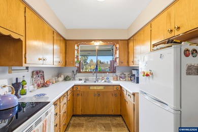 Charming home in desirable Bush Park neighborhood. Hardwood