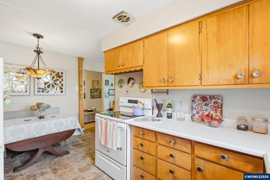 Charming home in desirable Bush Park neighborhood. Hardwood