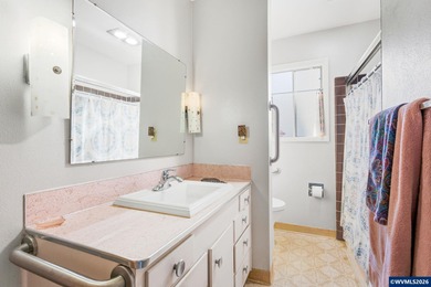 Charming home in desirable Bush Park neighborhood. Hardwood