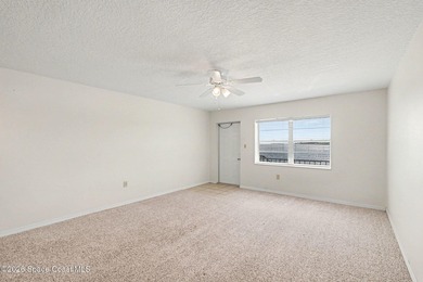 Light, bright with modern touches! This one-bedroom, second - photo 4