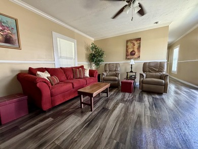 Beautiful 3-bedroom, 2-bath home sits in the popular 55+ - photo 3