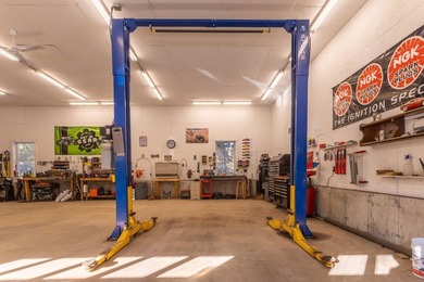Versatile and well-maintained 1,500 sq. ft. heated garage - photo 14