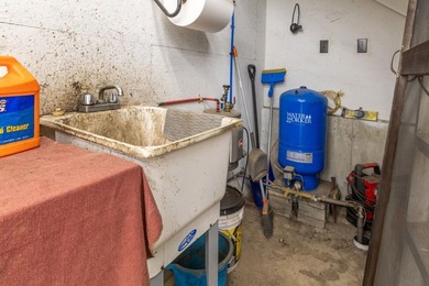 Versatile and well-maintained 1,500 sq. ft. heated garage - photo 21