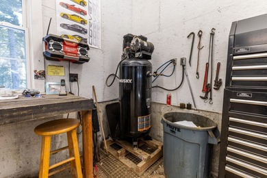Versatile and well-maintained 1,500 sq. ft. heated garage - photo 22