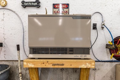 Versatile and well-maintained 1,500 sq. ft. heated garage - photo 23