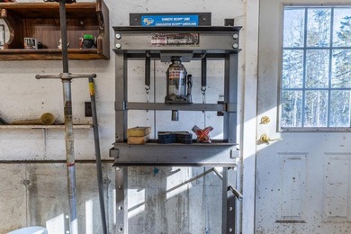 Versatile and well-maintained 1,500 sq. ft. heated garage - photo 24