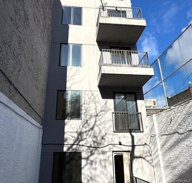 This multi-unit, eight-family-style home features 10 Bedrooms - photo 31