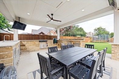 Beautifully updated home featuring a desirable open-concept - photo 31