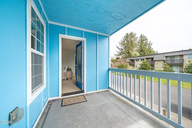 Stunning beach home with 3 gorgeous levels featuring a full bed - photo 15