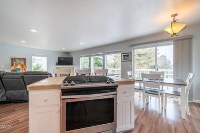 Stunning beach home with 3 gorgeous levels featuring a full bed - photo 26