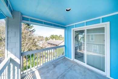 Stunning beach home with 3 gorgeous levels featuring a full bed - photo 35