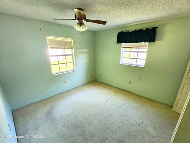 Split plan, large living room, huge screened porch and large - photo 12