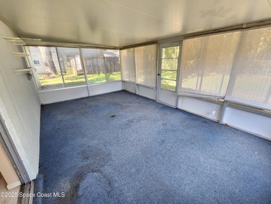 Split plan, large living room, huge screened porch and large - photo 13