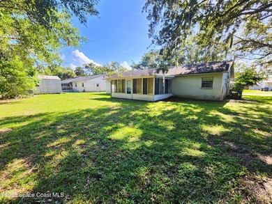 Split plan, large living room, huge screened porch and large - photo 16