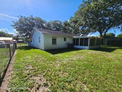 Split plan, large living room, huge screened porch and large - photo 17