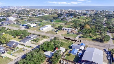 Excellent investment opportunity in the heart of Rockport - photo 2