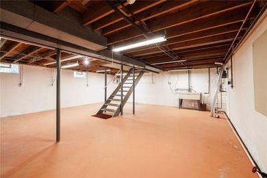 Perfect Easy Living in a Highly Desirable Location! This - photo 20