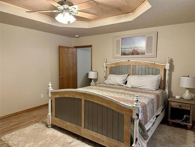 Beautiful 3 bedroom, 2 bathroom home situated on a spacious - photo 12