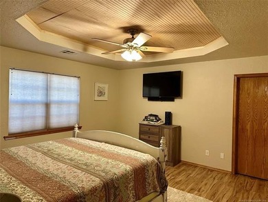 Beautiful 3 bedroom, 2 bathroom home situated on a spacious - photo 13