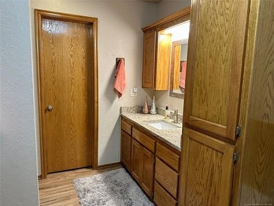 Beautiful 3 bedroom, 2 bathroom home situated on a spacious - photo 14