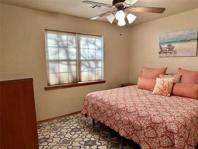 Beautiful 3 bedroom, 2 bathroom home situated on a spacious - photo 17