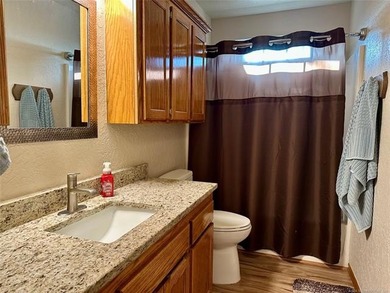 Beautiful 3 bedroom, 2 bathroom home situated on a spacious - photo 18
