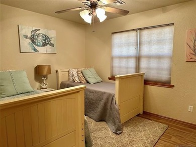 Beautiful 3 bedroom, 2 bathroom home situated on a spacious - photo 19