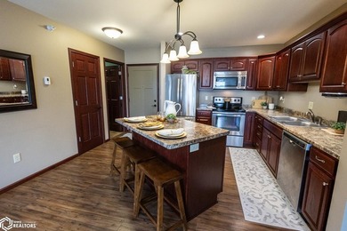 MOTIVATED SELLER!! Discover easy living in this beautifully - photo 23