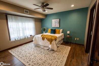 MOTIVATED SELLER!! Discover easy living in this beautifully - photo 28