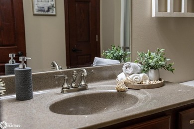 MOTIVATED SELLER!! Discover easy living in this beautifully - photo 31