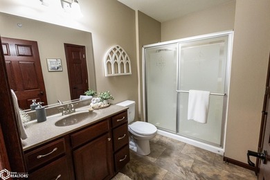 MOTIVATED SELLER!! Discover easy living in this beautifully - photo 32