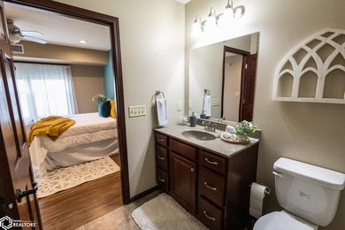 MOTIVATED SELLER!! Discover easy living in this beautifully - photo 33