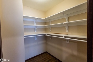 MOTIVATED SELLER!! Discover easy living in this beautifully - photo 34