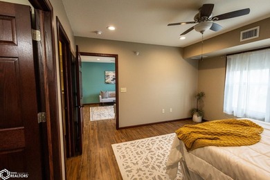 MOTIVATED SELLER!! Discover easy living in this beautifully - photo 35