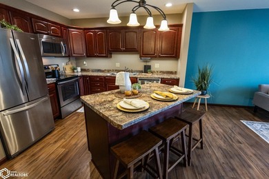 MOTIVATED SELLER!! Discover easy living in this beautifully - photo 46