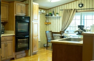 Spacious 3BR, 2BA manufactured home - photo 5