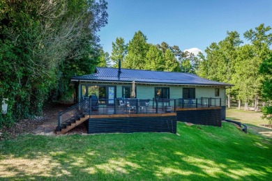 Lakefront Living at Lake Sinclair! This charming 3 bedroom, 2 - Lake Home For Sale in Eatonton, Georgia