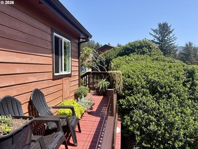Ocean views. Vaulted ceilingspletely updated. Ready to rent or - photo 13