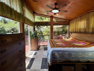 Ocean views. Vaulted ceilingspletely updated. Ready to rent or - photo 18