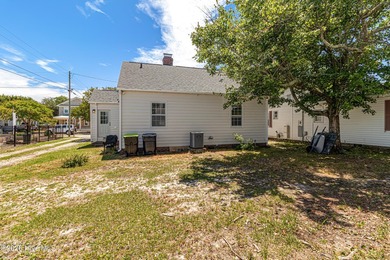 Classic cottage located in Morehead City, just a few blocks from - photo 19