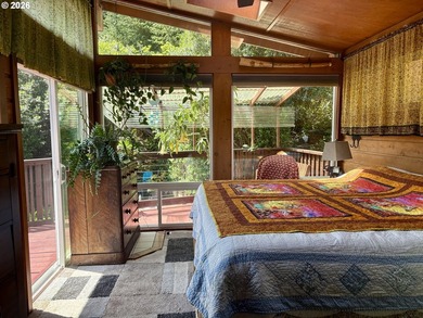 Ocean views. Vaulted ceilingspletely updated. Ready to rent or - photo 22