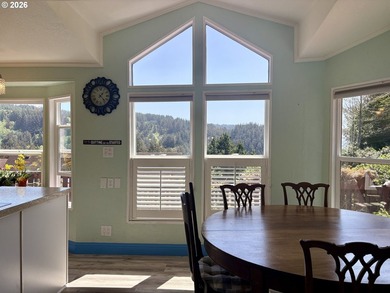 Ocean views. Vaulted ceilingspletely updated. Ready to rent or - photo 27