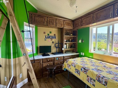 Ocean views. Vaulted ceilingspletely updated. Ready to rent or - photo 34