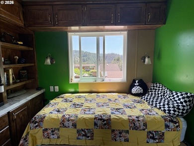 Ocean views. Vaulted ceilingspletely updated. Ready to rent or - photo 35